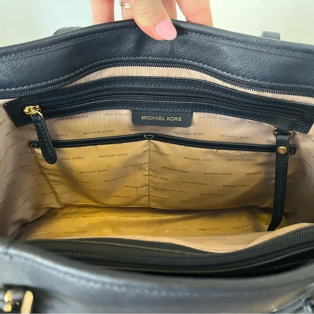 Navy Blue Michael Kors Jet Set Travel‎ Tote - Picture 6 of 14